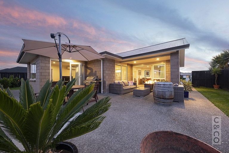 Photo of property in 8 Larmer Drive, Kumeu, 0810