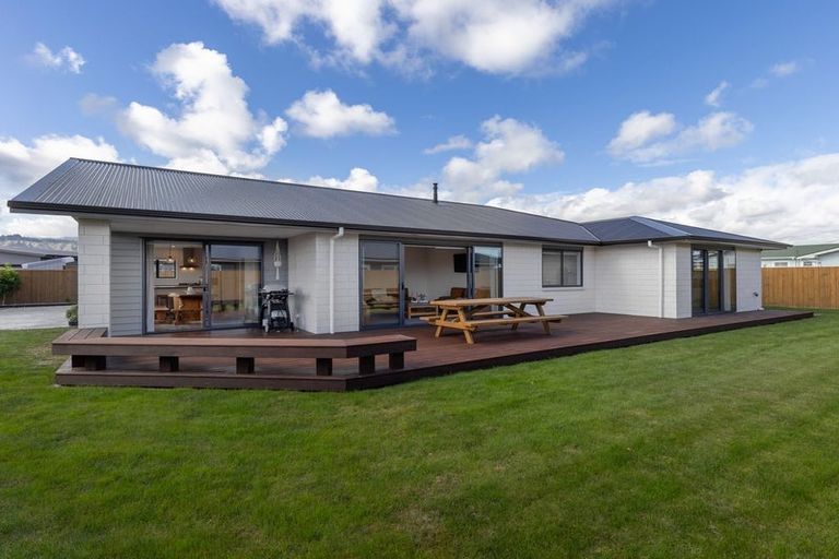 Photo of property in 12 Ash Close, Levin, 5510