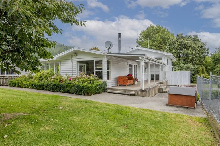 Photo of property in 173 State Highway 1, Waikanae, 5391