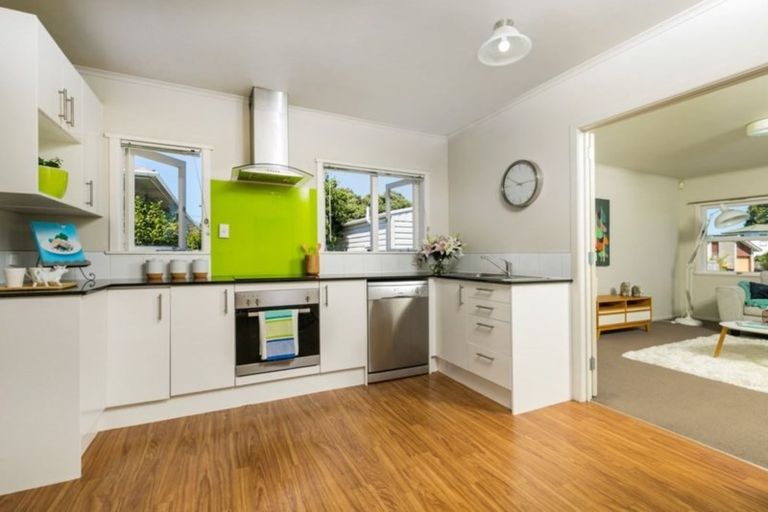 Photo of property in 1/124 Chivalry Road, Glenfield, Auckland, 0629