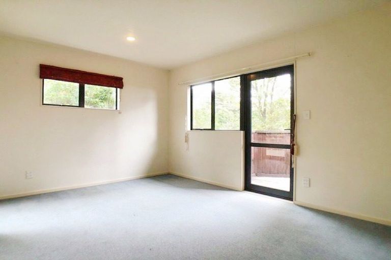 Photo of property in 12 Springwater Vale, Unsworth Heights, Auckland, 0632