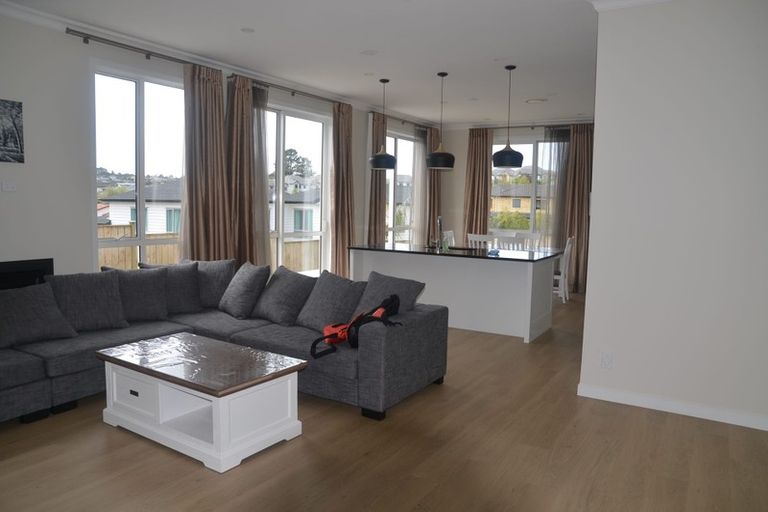 Photo of property in 17 Lagonda Rise, Oteha, Auckland, 0632