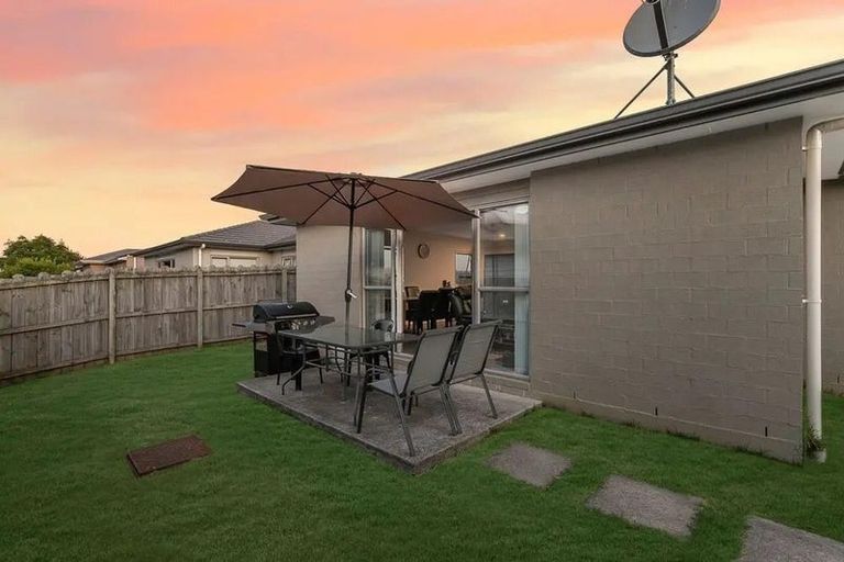 Photo of property in 98 Popokatea Drive, Takanini, 2112