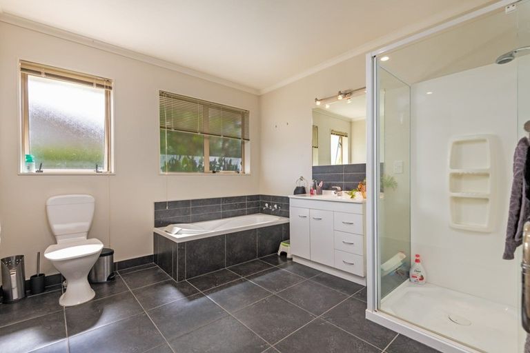 Photo of property in 6 Orlando Way, Kelvin Grove, Palmerston North, 4414