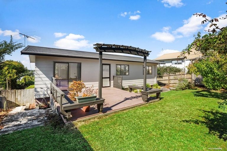 Photo of property in 2/49 Target Road, Totara Vale, Auckland, 0629