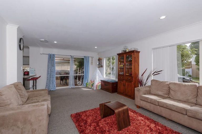 Photo of property in 9 Brashier Circle, Sunnyvale, Auckland, 0612