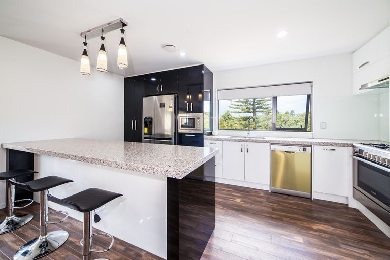 Photo of property in 3b De Val Drive, Titirangi, Auckland, 0604