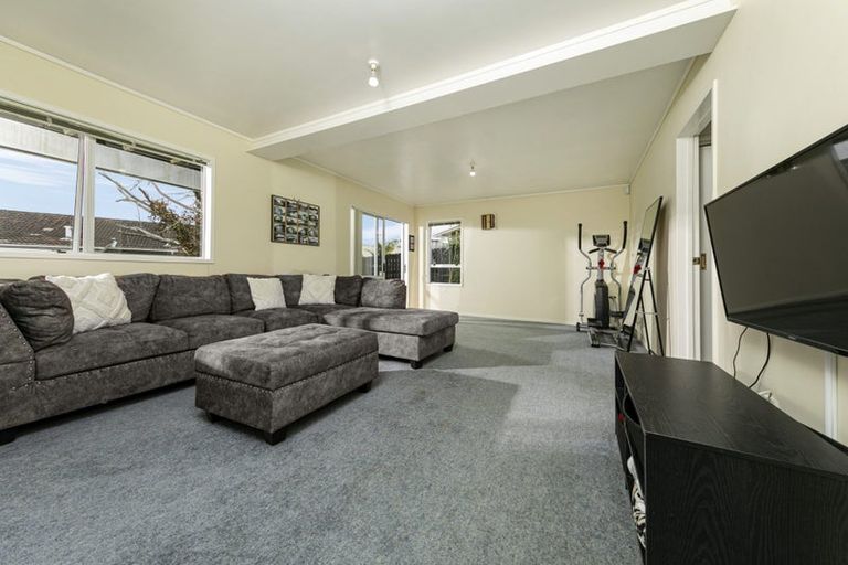 Photo of property in 9 Denver Avenue, Sunnyvale, Auckland, 0612
