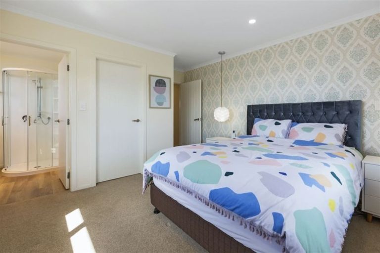 Photo of property in 82 Queen Charlotte Drive, Aotea, Porirua, 5024