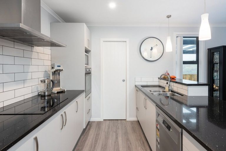 Photo of property in 19 Ballintoy Park Drive, Welcome Bay, Tauranga, 3175