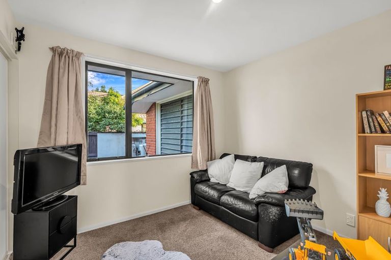 Photo of property in 10 Courtfield Close, Parklands, Christchurch, 8083