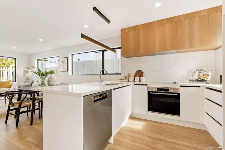 Photo of property in 17e Granville Drive, Massey, Auckland, 0614