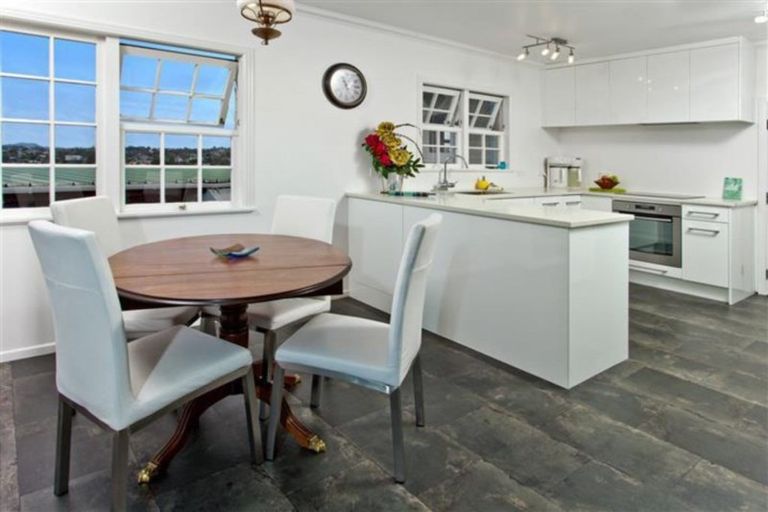 Photo of property in 5 Colin Wild Place, Glenfield, Auckland, 0629