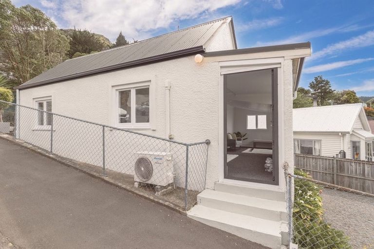 Photo of property in 24 Voelas Road, Lyttelton, 8082