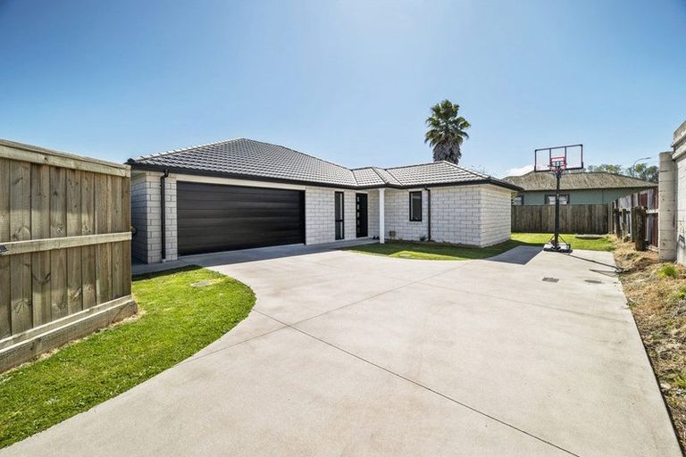 Photo of property in 1a Lee Road, Hannahs Bay, Rotorua, 3010