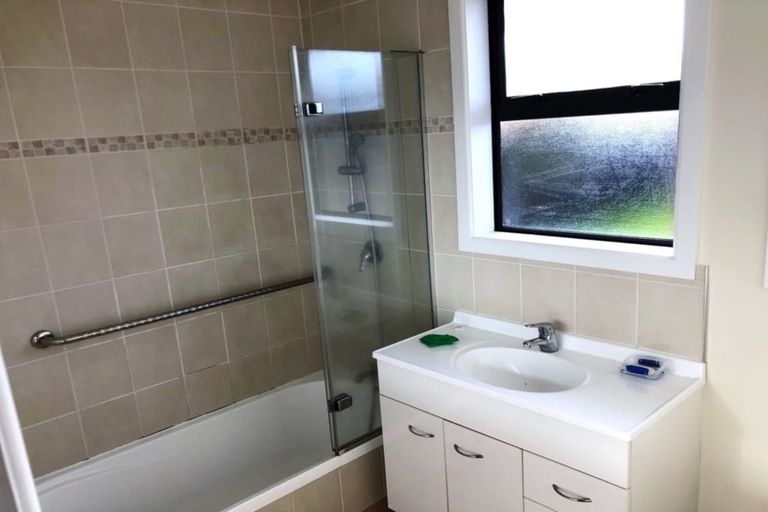 Photo of property in 37 Edgewater Drive, Pakuranga, Auckland, 2010