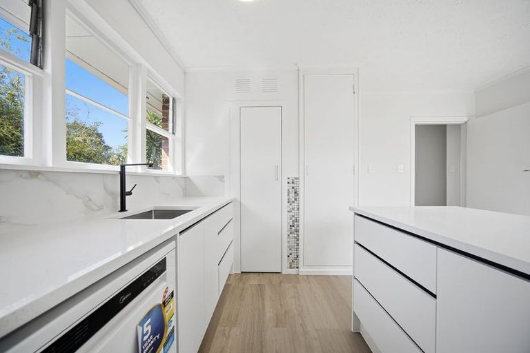 Photo of property in 194 Chivalry Road, Glenfield, Auckland, 0629