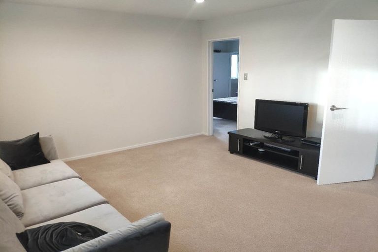 Photo of property in 21 Loughros Place, Pinehill, Auckland, 0632