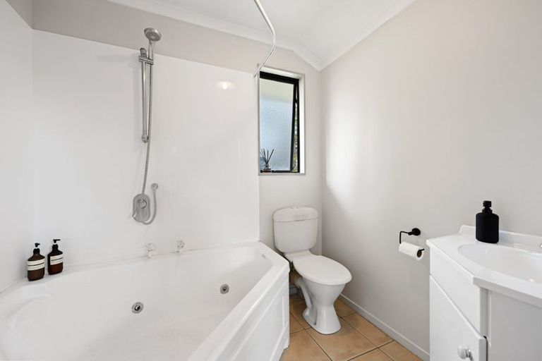 Photo of property in 16 Palm Grove Drive, Western Heights, Hamilton, 3200