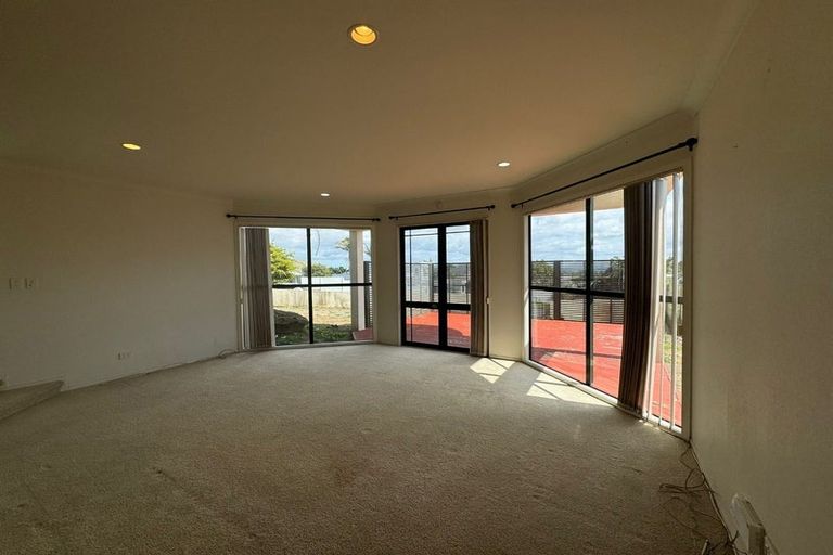 Photo of property in 1 Capistrano Mews, Goodwood Heights, Auckland, 2105