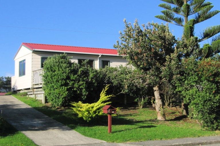 Photo of property in 14 Titoki Road, Waikanae Beach, Waikanae, 5036