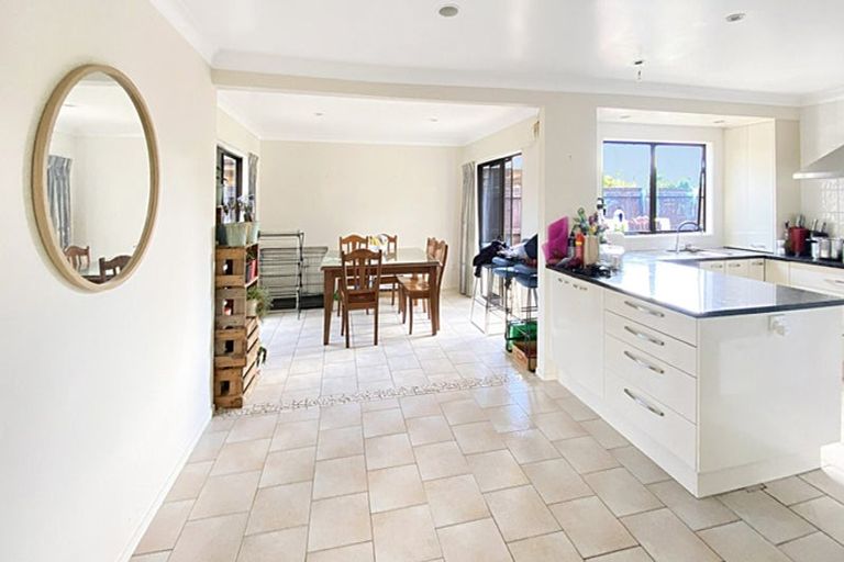 Photo of property in 9 Jessika Place, Conifer Grove, Takanini, 2112