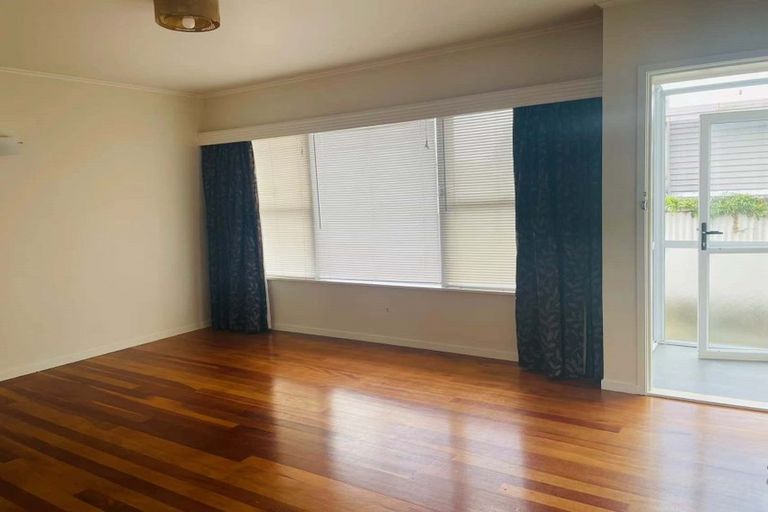 Photo of property in 2/43 Shakespeare Road, Milford, Auckland, 0620