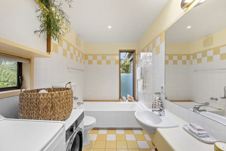 Photo of property in 17 Dillon Street, Lowry Bay, Lower Hutt, 5013