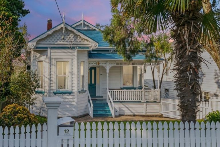 Photo of property in 12 Waterview Road, Stanley Point, Auckland, 0624