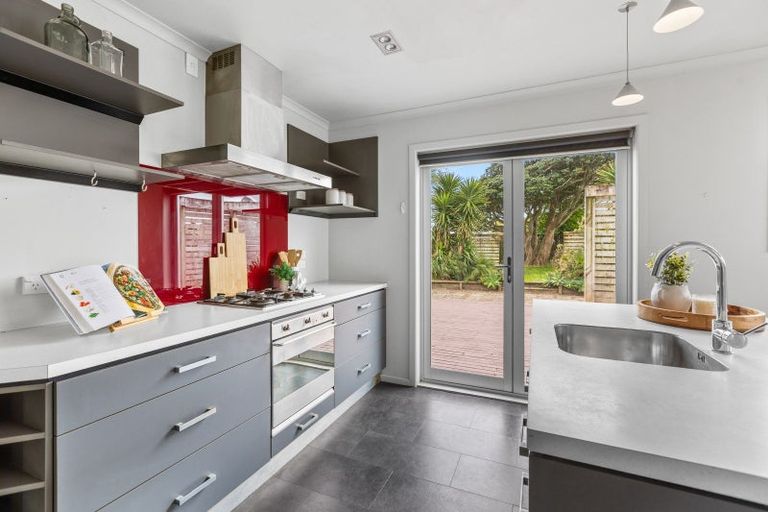 Photo of property in 27 Rospeath Crescent, Spotswood, New Plymouth, 4310