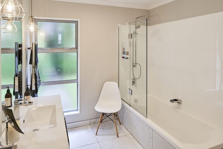 Photo of property in 18 Bloomsbury Grove, Newlands, Wellington, 6037