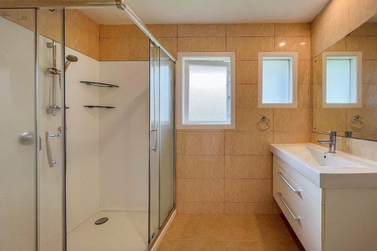 Photo of property in 17 Alma Street, Te Atatu South, Auckland, 0610