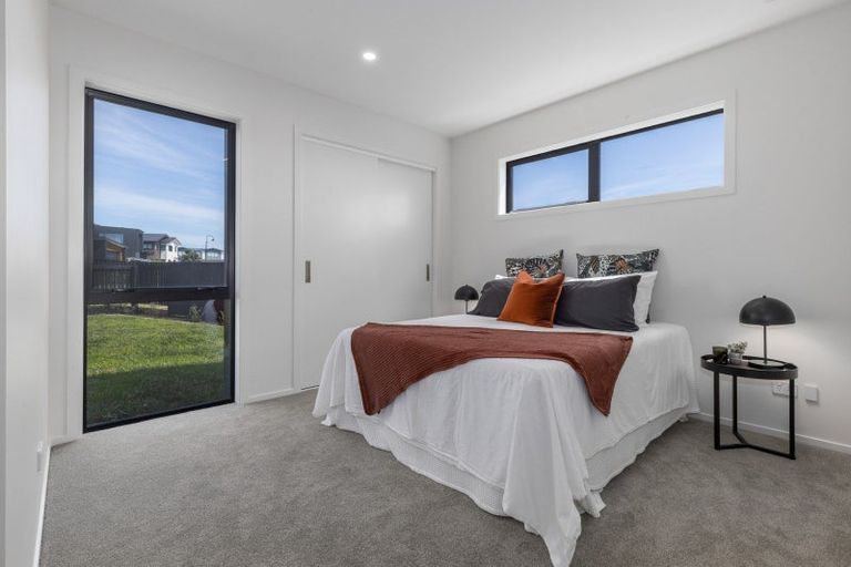 Photo of property in 6 Okupe Grove, Aotea, Porirua, 5024