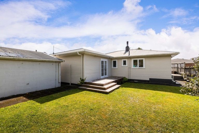 Photo of property in 6 Rarawa Place, Vogeltown, New Plymouth, 4310