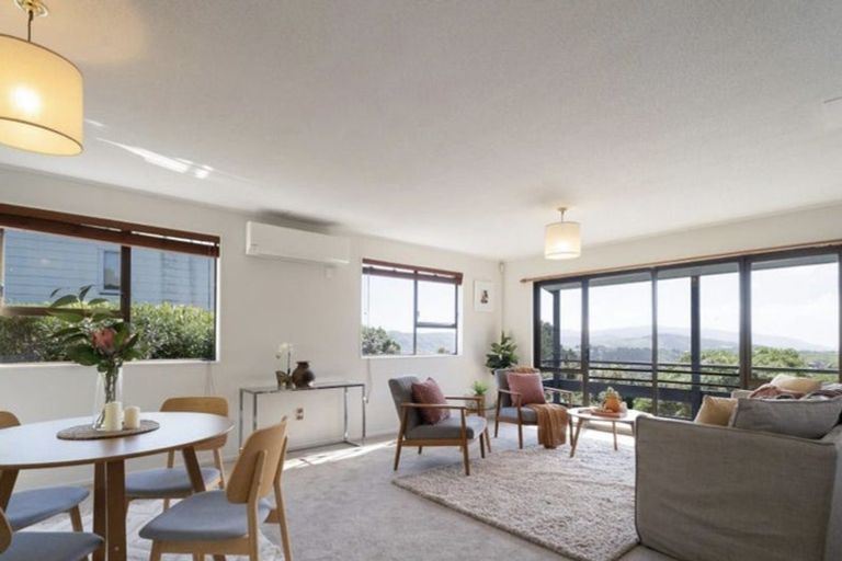 Photo of property in 44 Colchester Crescent, Newlands, Wellington, 6037