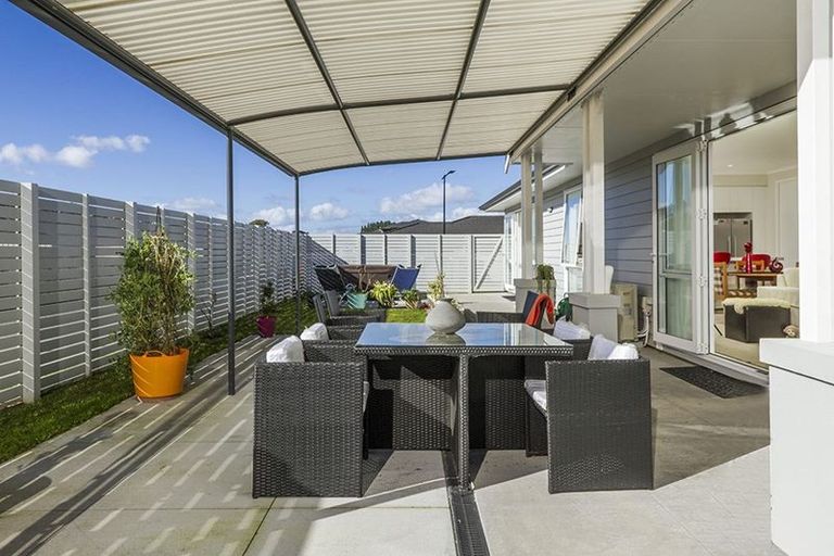 Photo of property in 18 Larmer Drive, Kumeu, 0810