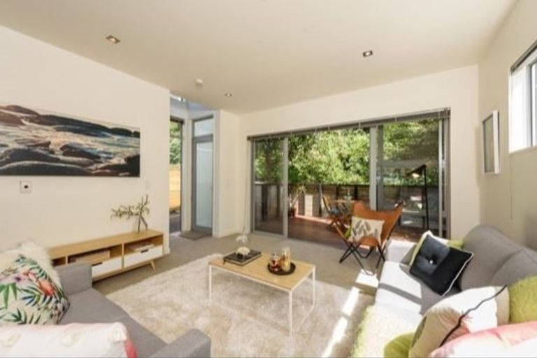 Photo of property in 43 Tiketike Way, Brooklyn, Wellington, 6021