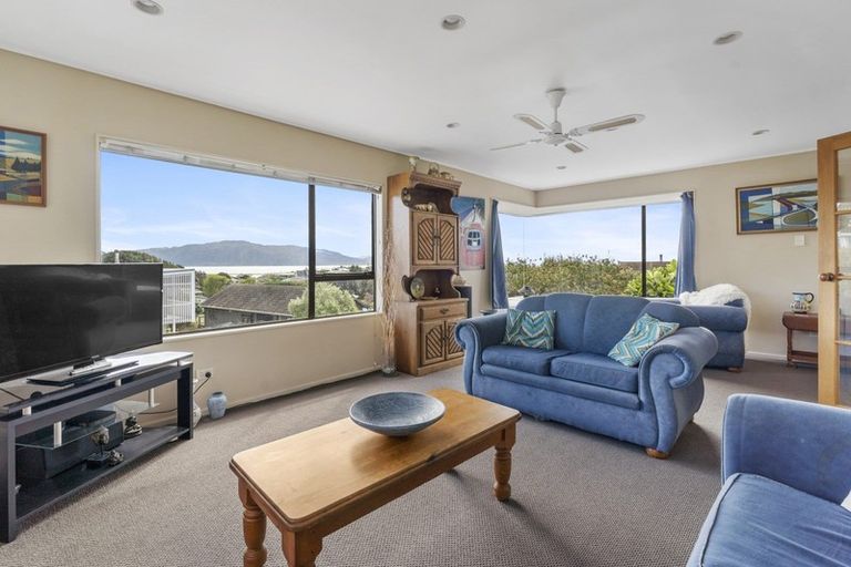 Photo of property in 15 Pine Ridge Terrace, Waikanae Beach, Waikanae, 5036
