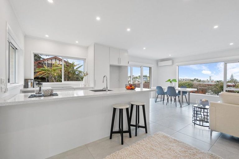 Photo of property in 1/28a Ravenwood Drive, Forrest Hill, Auckland, 0620