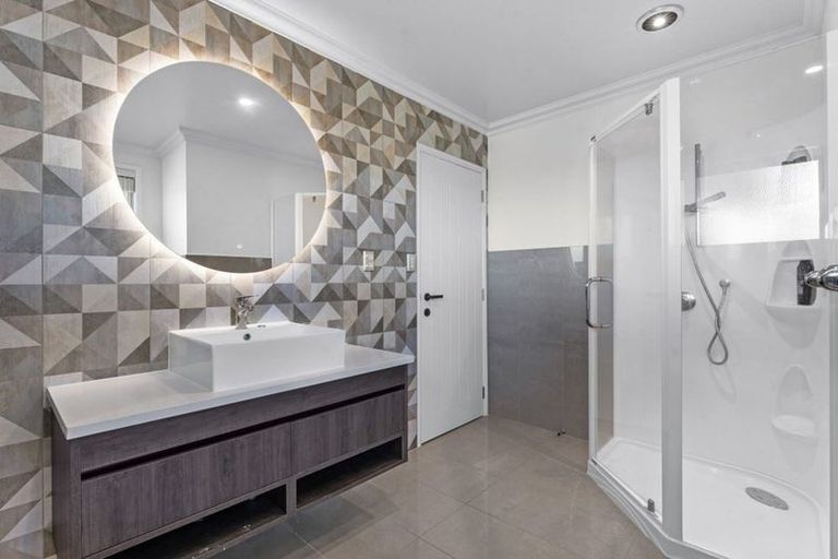 Photo of property in 72 Compass Way, Half Moon Bay, Auckland, 2012