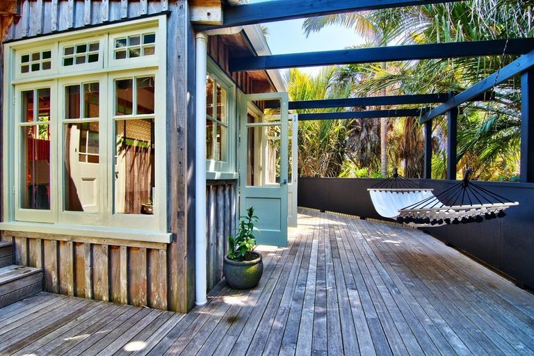 Photo of property in 5 Rayner Road, Piha, New Lynn, 0772