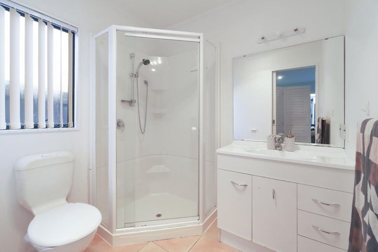 Photo of property in 12a Renata Crescent, Te Atatu Peninsula, Auckland, 0610