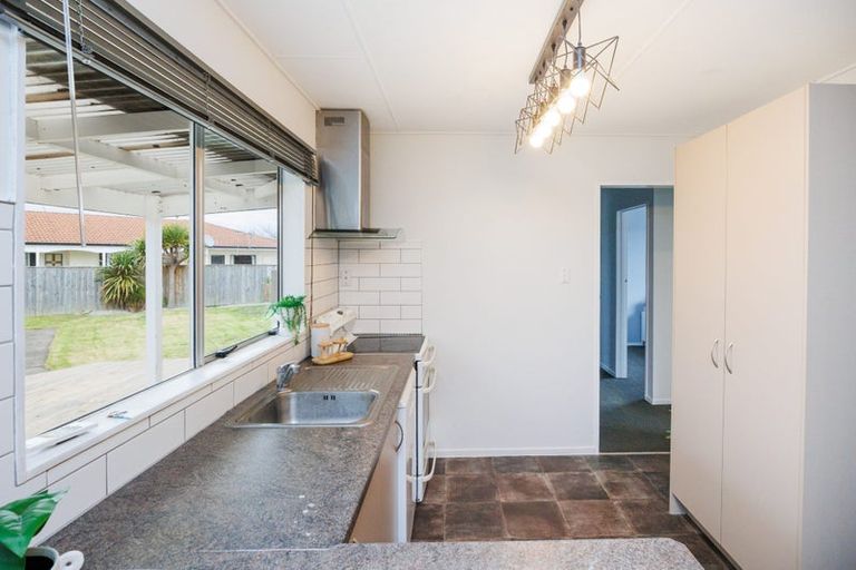 Photo of property in 18 Cumberland Place, Kelvin Grove, Palmerston North, 4414