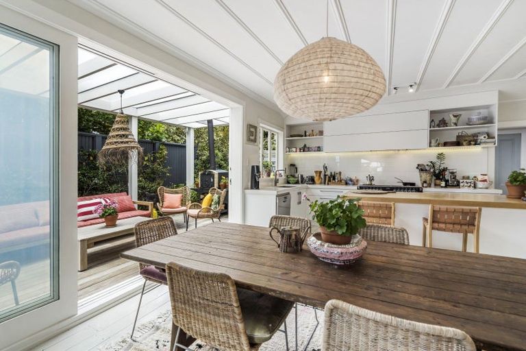 Photo of property in 5 Turnbull Road, Narrow Neck, Auckland, 0624