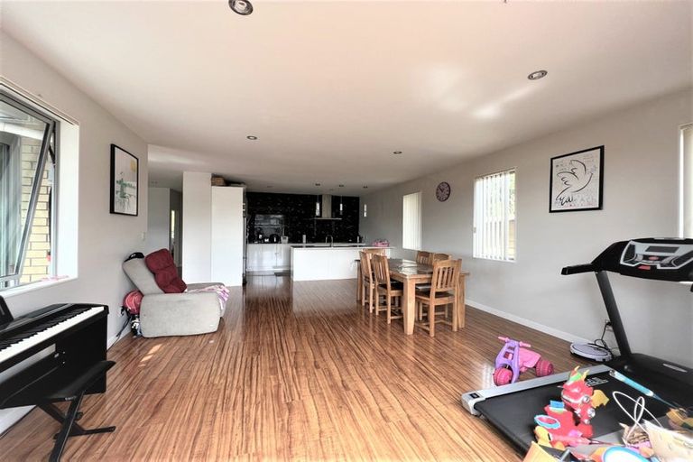 Photo of property in 27 Mantra Road, Massey, Auckland, 0614