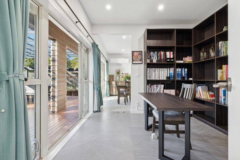 Photo of property in 16 Almond Grove, Greenhithe, Auckland, 0632