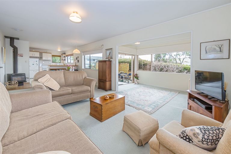 Photo of property in 3 Elgin Place, Red Beach, 0932