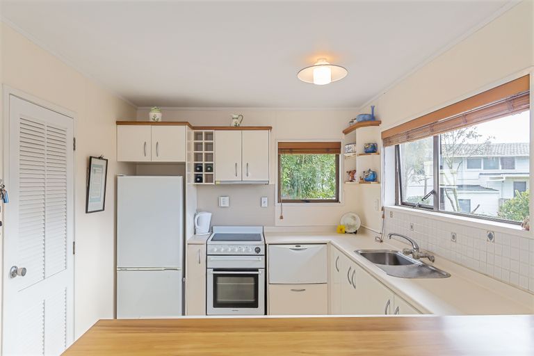 Photo of property in 3 Elgin Place, Red Beach, 0932