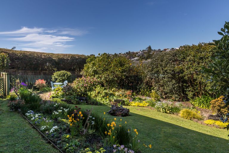 Photo of property in 3 Elgin Place, Red Beach, 0932