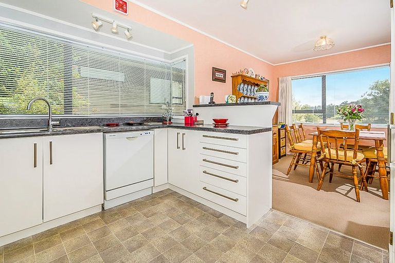 Photo of property in 1/10 Chedworth Drive, Glenfield, Auckland, 0629